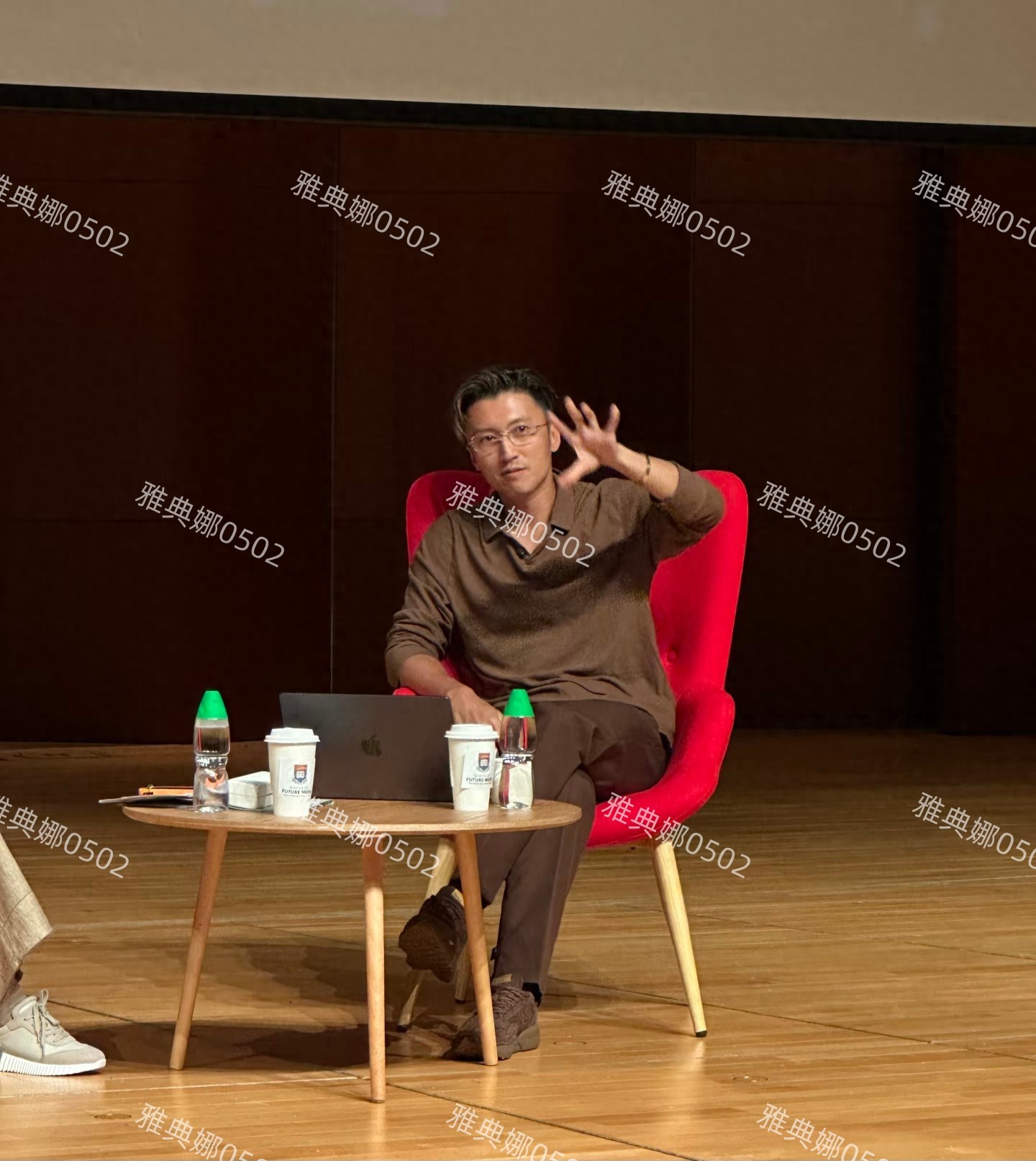 谢霆锋现身港大开讲座穿商务装戴金丝眼镜聊创业，精英高智感拉满