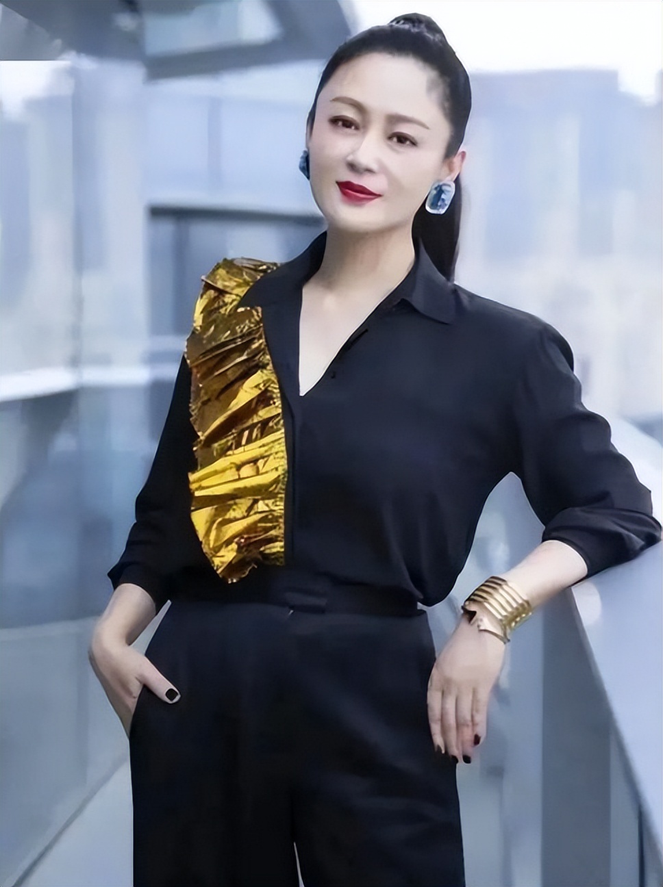长得太美被导演占为己有，4年后生下儿子，如今儿子又给她争光了