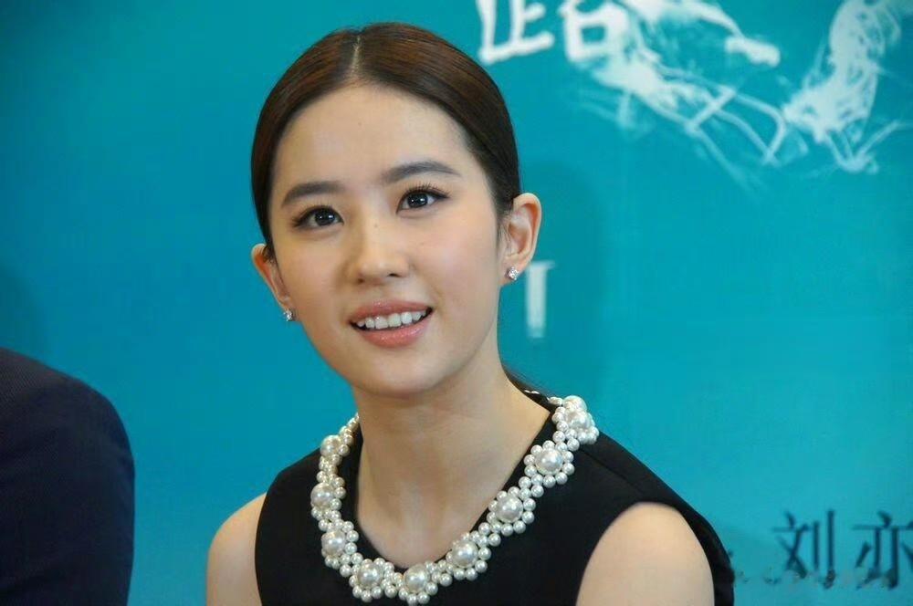 刘亦菲｜内娱估计没几个人敢挑战这种贴头皮低马尾发型，还得是她