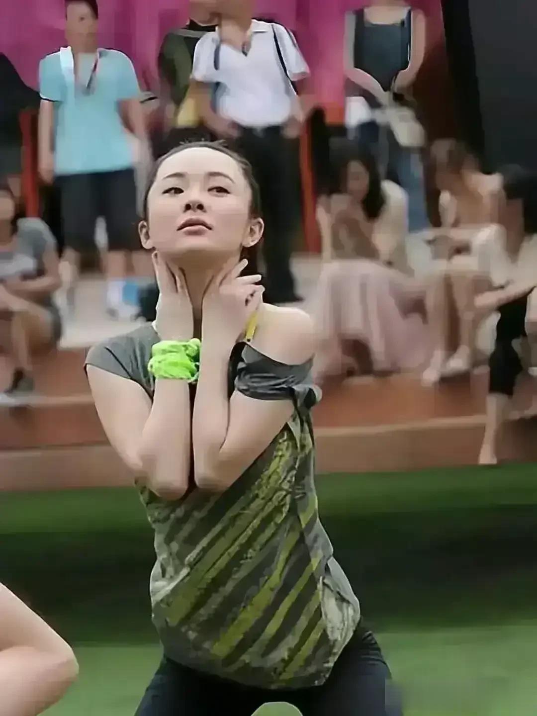 霍思燕这件衣服太宽松了吧，练个瑜伽都快走光了，是故意的吧