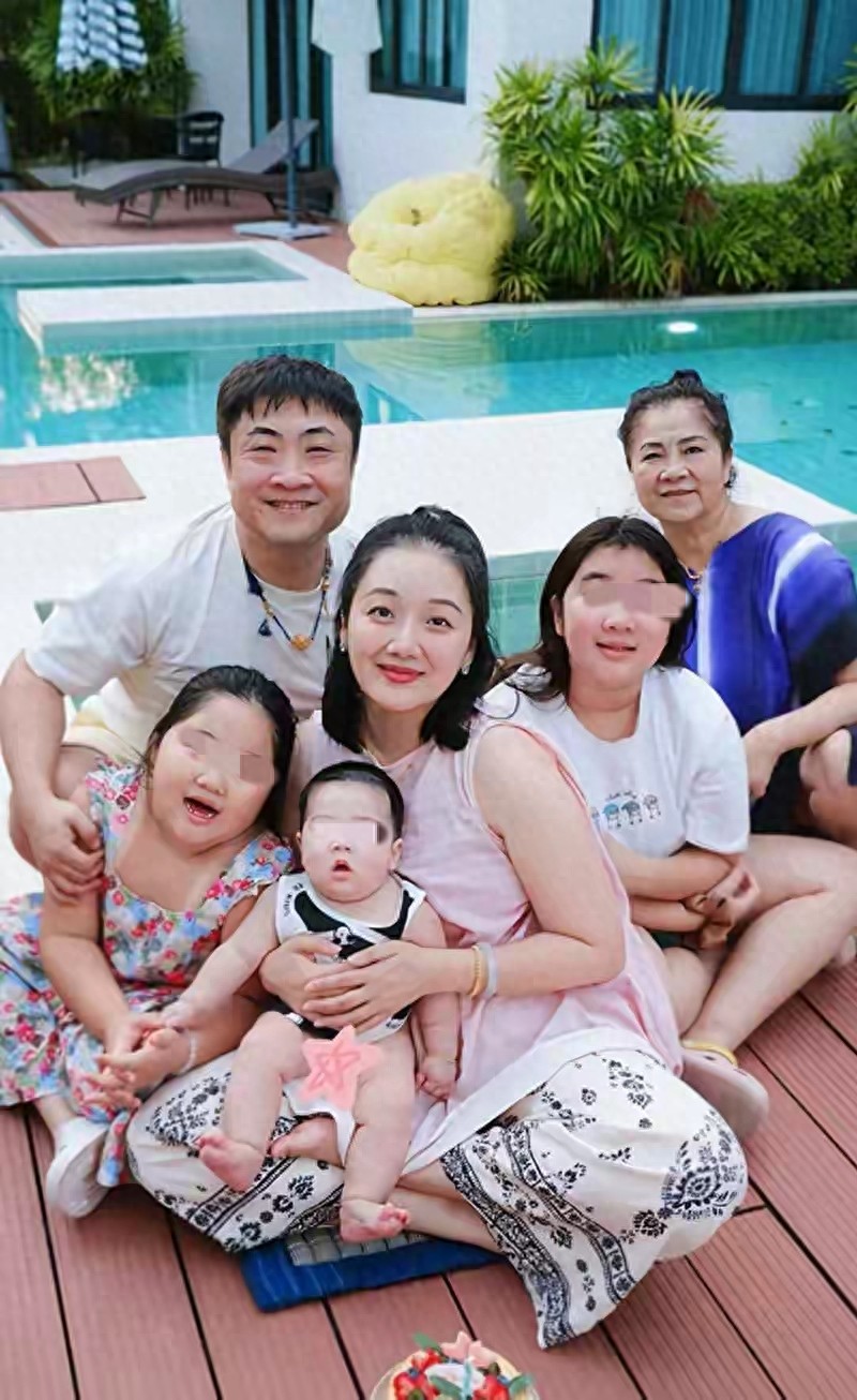 乔杉一家泰国过春节,妻子戴黄金玉镯贵气,三胎5个月儿子胖又白