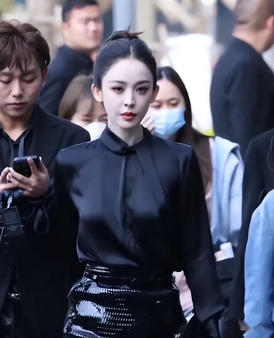 上海TF活动，舒淇的深V，娜扎的腰臀，不及穿睡袍的美国女星抢镜