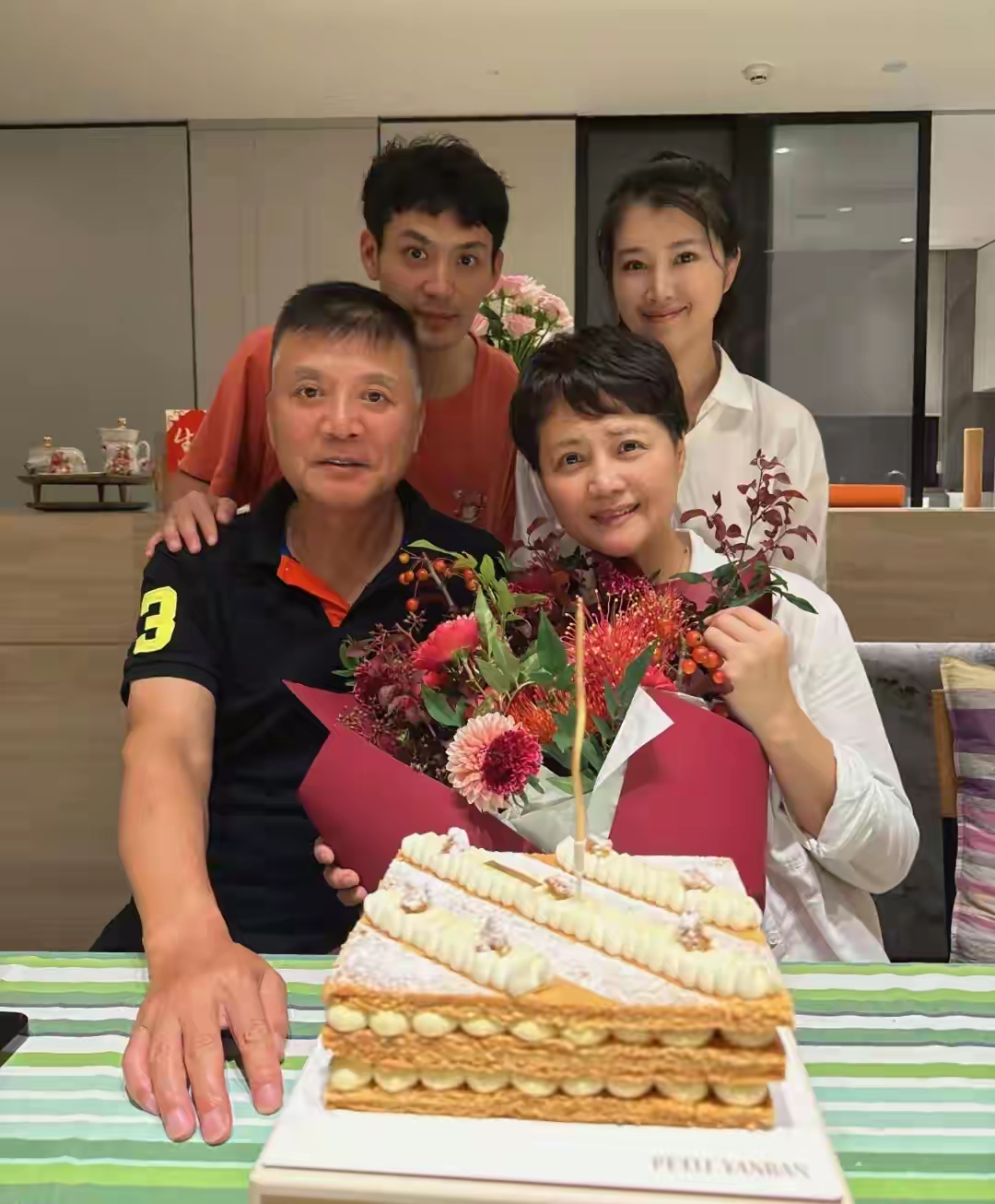 刘之冰63岁游轮度假庆生，好友侯勇唱歌助兴，茹萍婆婆出镜气质好