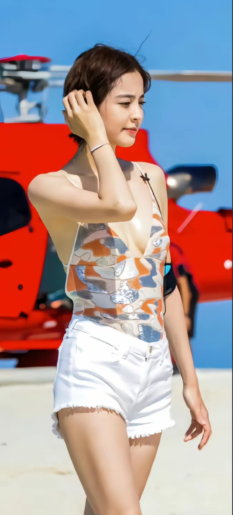 古力娜扎游泳装，比基尼，这才叫白！白得晃眼。