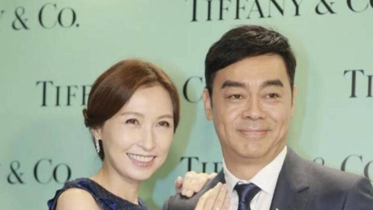 58岁郭蔼明与刘青云超市买菜
