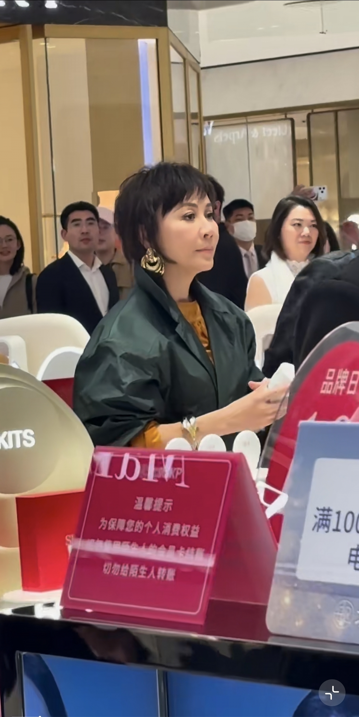 刘嘉玲北京出席活动，气场太强了，还踩着恨天高，状态是真的好！