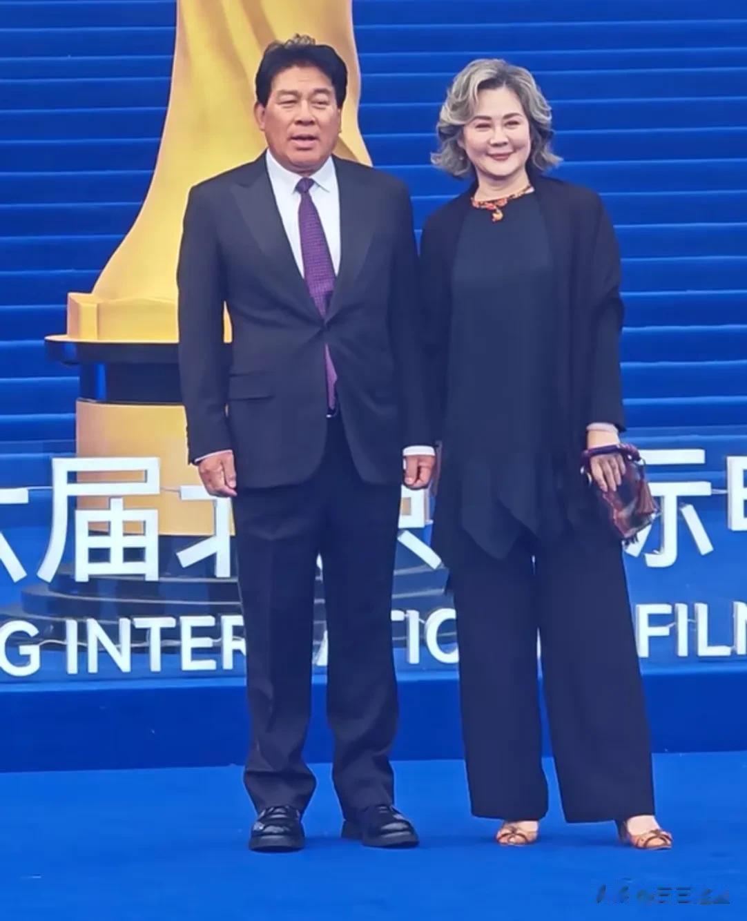 63岁丛珊现身，“满头白发”不影响颜值，看起来像43岁