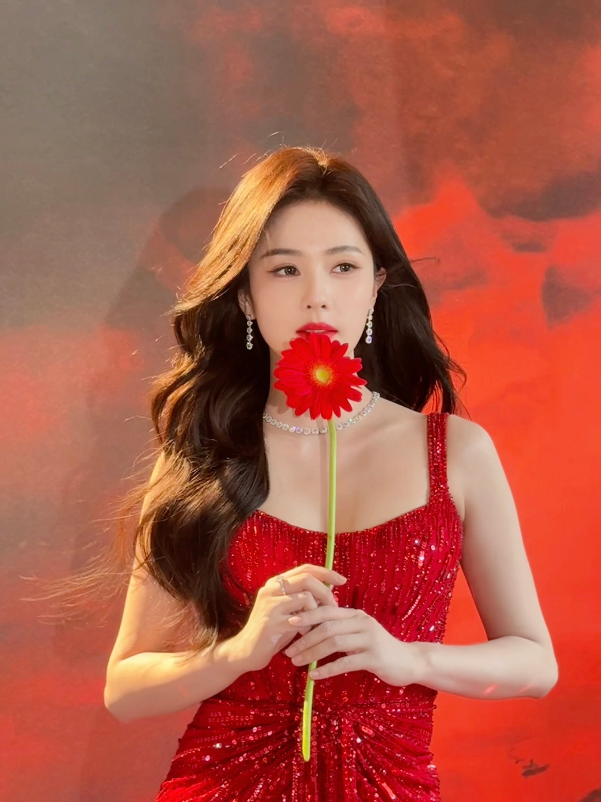 白鹿喜庆抹胸红裙