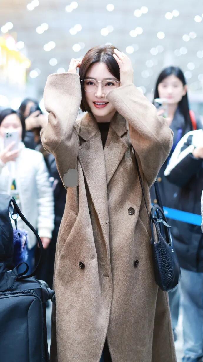 46岁秦岚机场路透图 ???