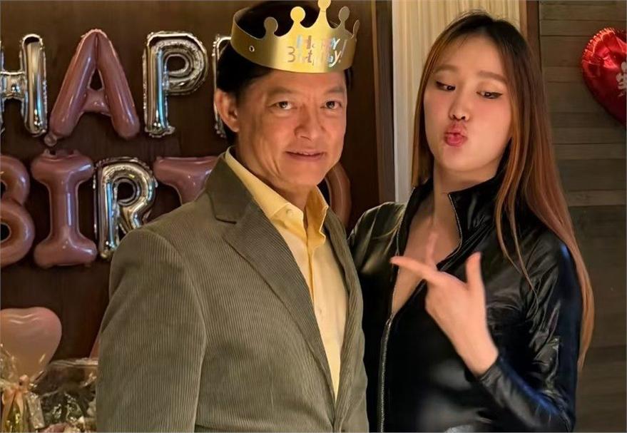 她是央视认证的大歌唱家，嫁大31岁二婚老头，如今周游世界很幸福