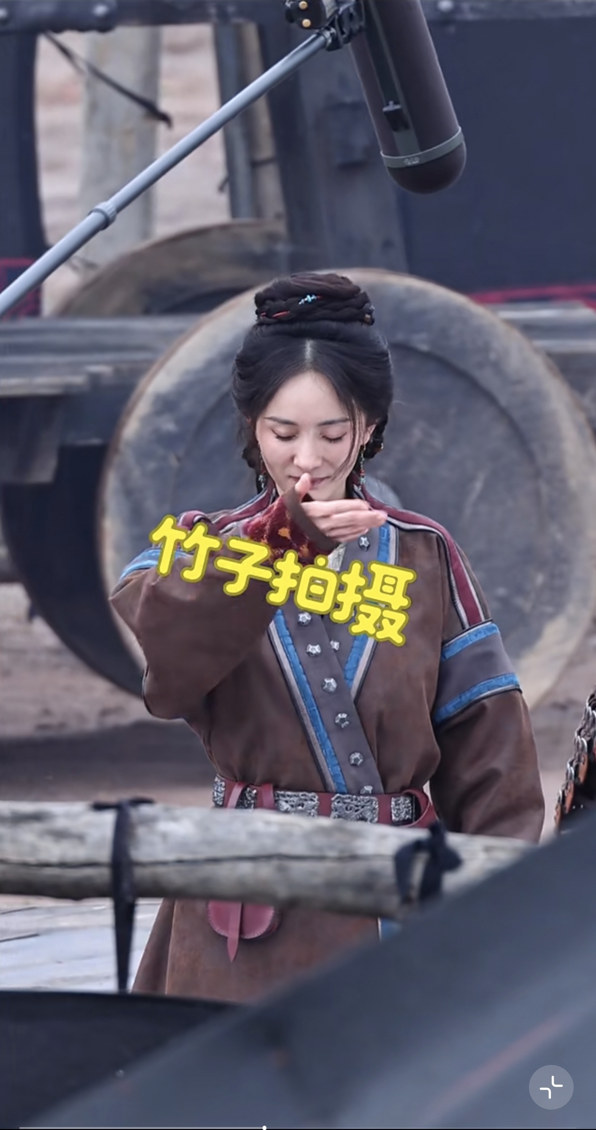 这是又抽象上了？杨幂片场拍戏路透，小表情好多太可爱太迷人了