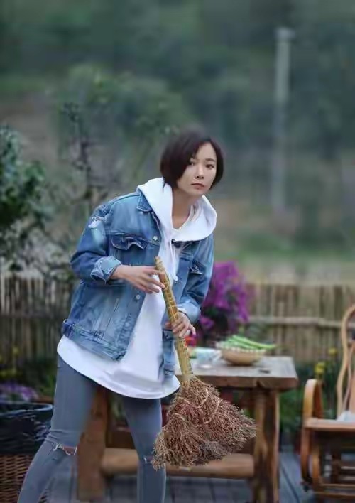 王珞丹现状：搬进深山生活，母亲不再催婚，41岁和两只狗相依为命