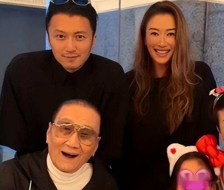 谢婷婷现身谢霆锋演唱会！外籍老公肤白腿长，女儿兴奋给舅舅应援