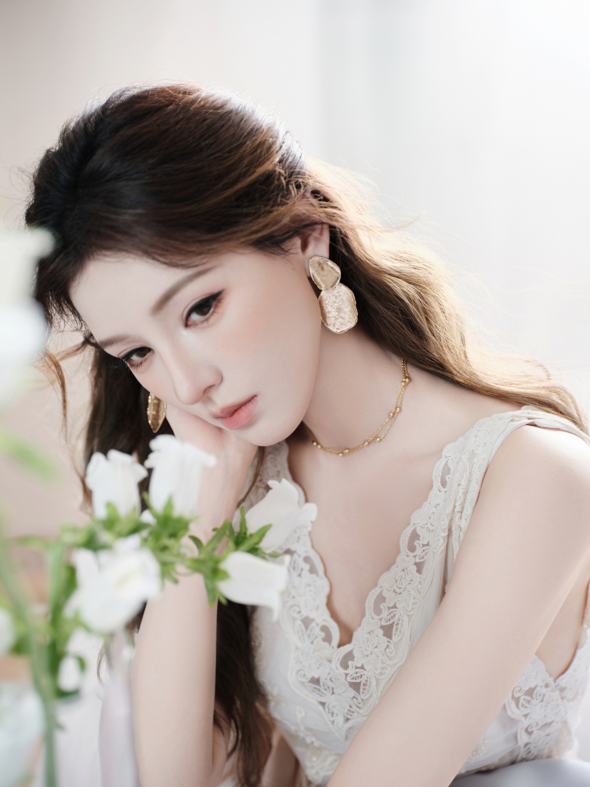 张予曦纯白蕾丝连衣裙，女神降临