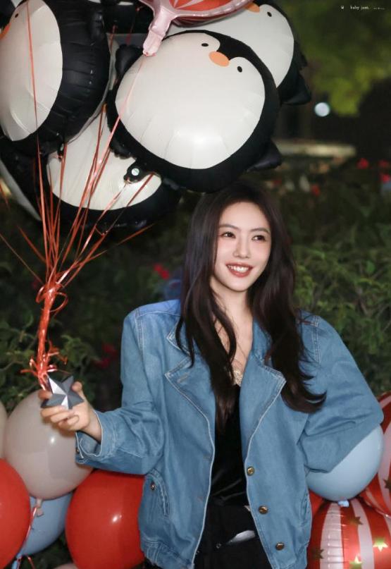 蔡文静私服穿搭真时髦！牛仔外套+小黑裤，休闲简约又高级！