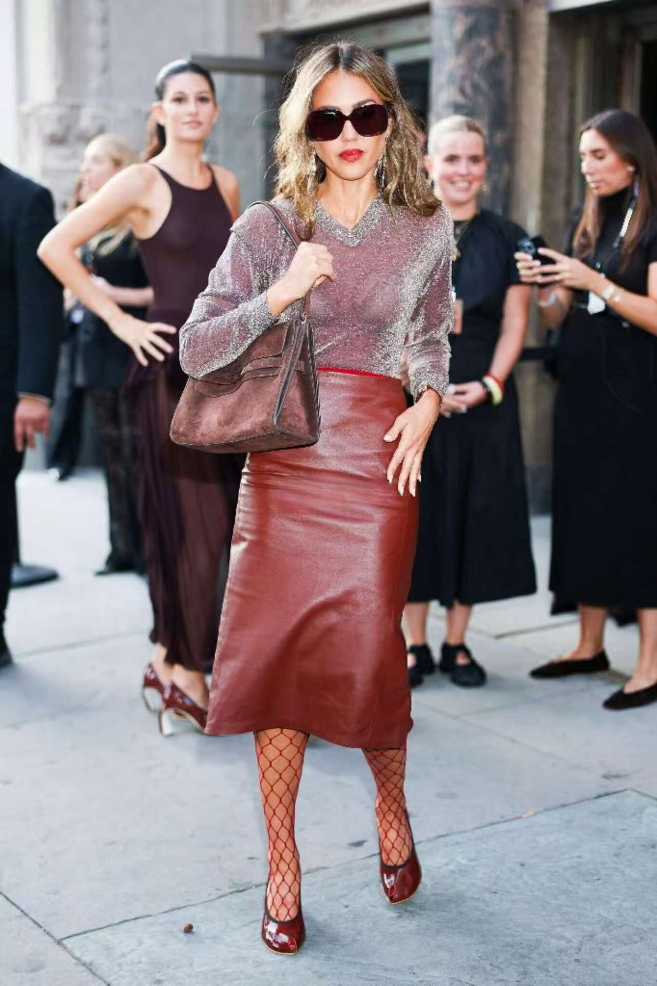 杰西卡·阿尔巴透视网纹装亮相，43岁依旧状态在线，老A8名不虚传