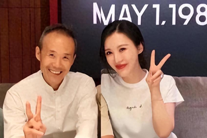 相爱15年抵不过残酷现实！75岁王石垂垂老矣，45岁田朴珺貌美如花