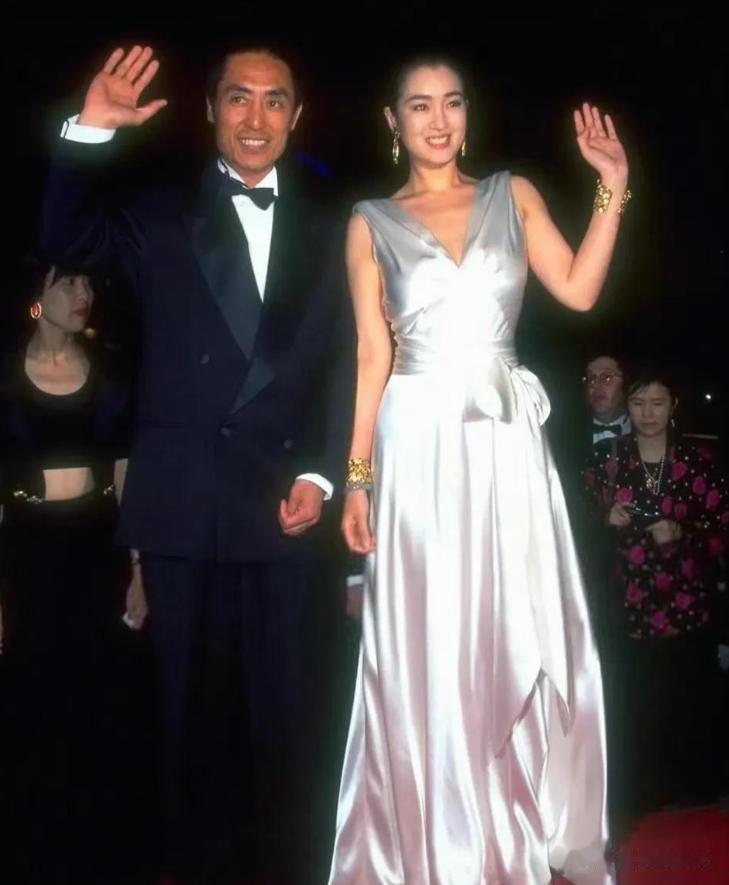 张艺谋44岁老婆陈婷现身!穿黑皮衣身材苗条像贵妇,年轻的像34岁