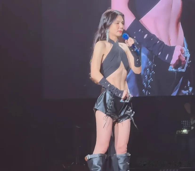 Ella西安演唱会，穿露脐装秀身材，吸气到肋骨外翻看着真毫无美感