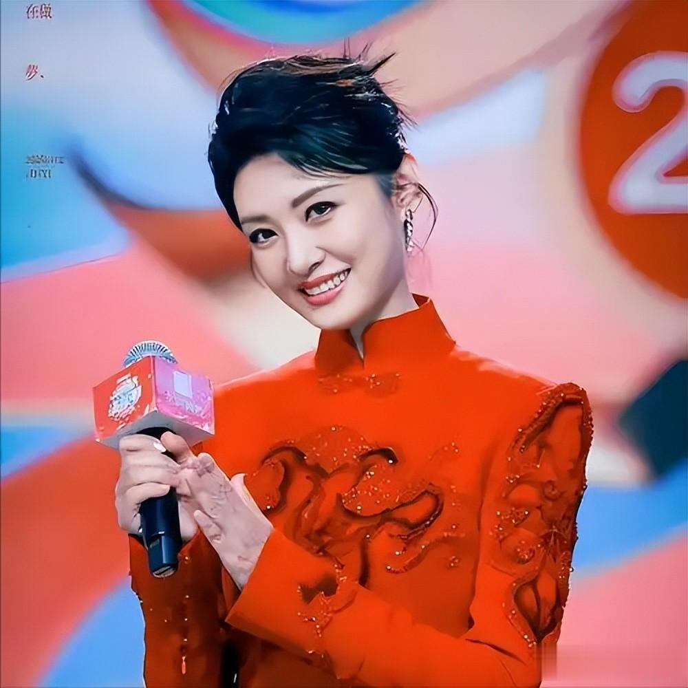 她是“央视一姐”，结婚12年选择离婚，坦言：婚姻给我的尽是痛苦