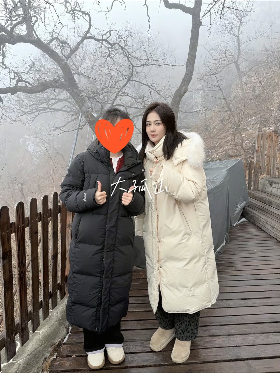 白鹿现身大孤山，穿白色羽绒服素颜好漂亮呀，被说好看后温柔笑笑