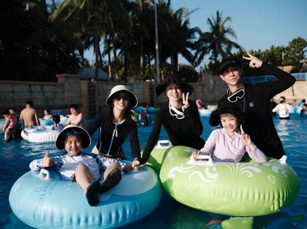 小酒窝牵继父手三亚玩水,张维伊抱她很有分寸,董璇二婚眼光不错