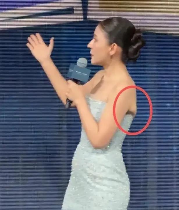 热依扎的裙子太紧，背后都勒出来赘肉了，网友：隔着屏幕都觉得疼