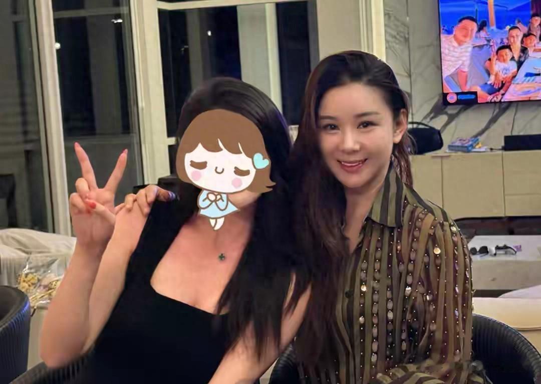 李小萌幸福肥来得好猛，和王雷度假看着胖了有30斤，大象腿抢镜