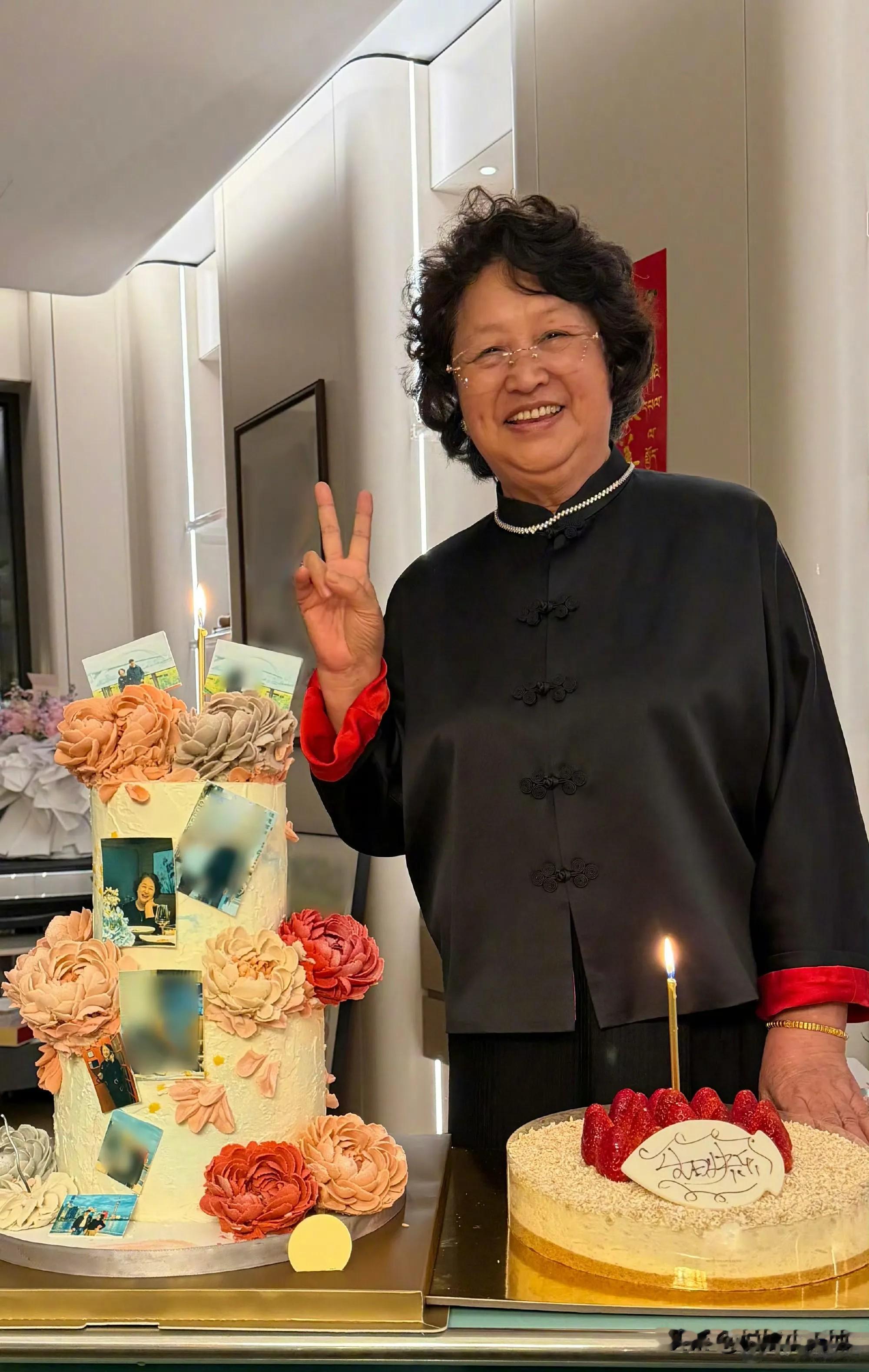 黄晓明妈妈生日！小海绵出镜，照片和窗户玻璃都被打码，太小心了