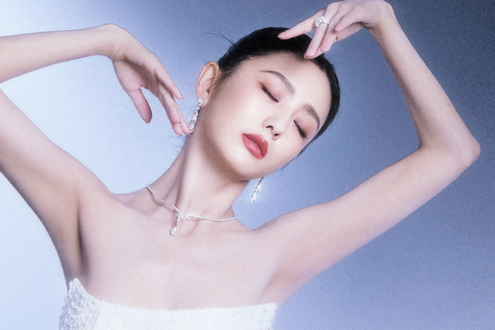 佟丽娅流苏纯白抹胸礼裙