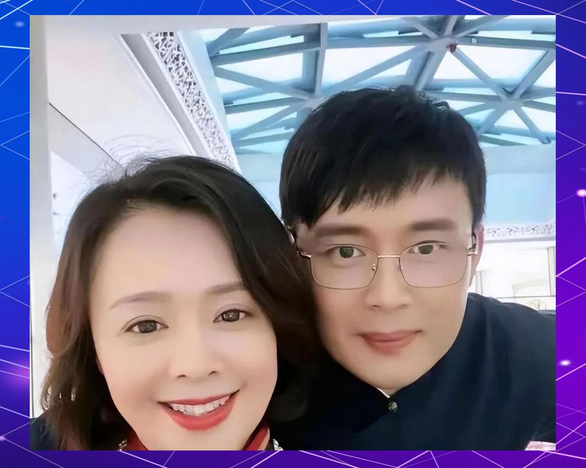 她演丫鬟让人记了25年，教授丈夫等她9年结婚，每月给10万零花钱