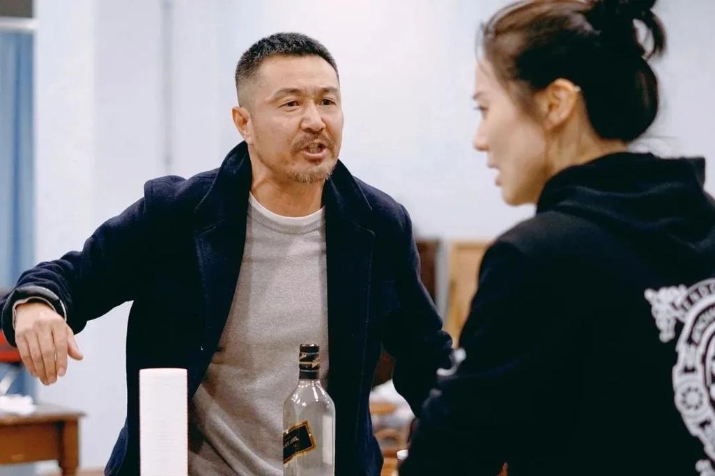 爱上霍思燕后，上海富二代狠心抛弃黄奕，如今娶圈外人活成女儿奴