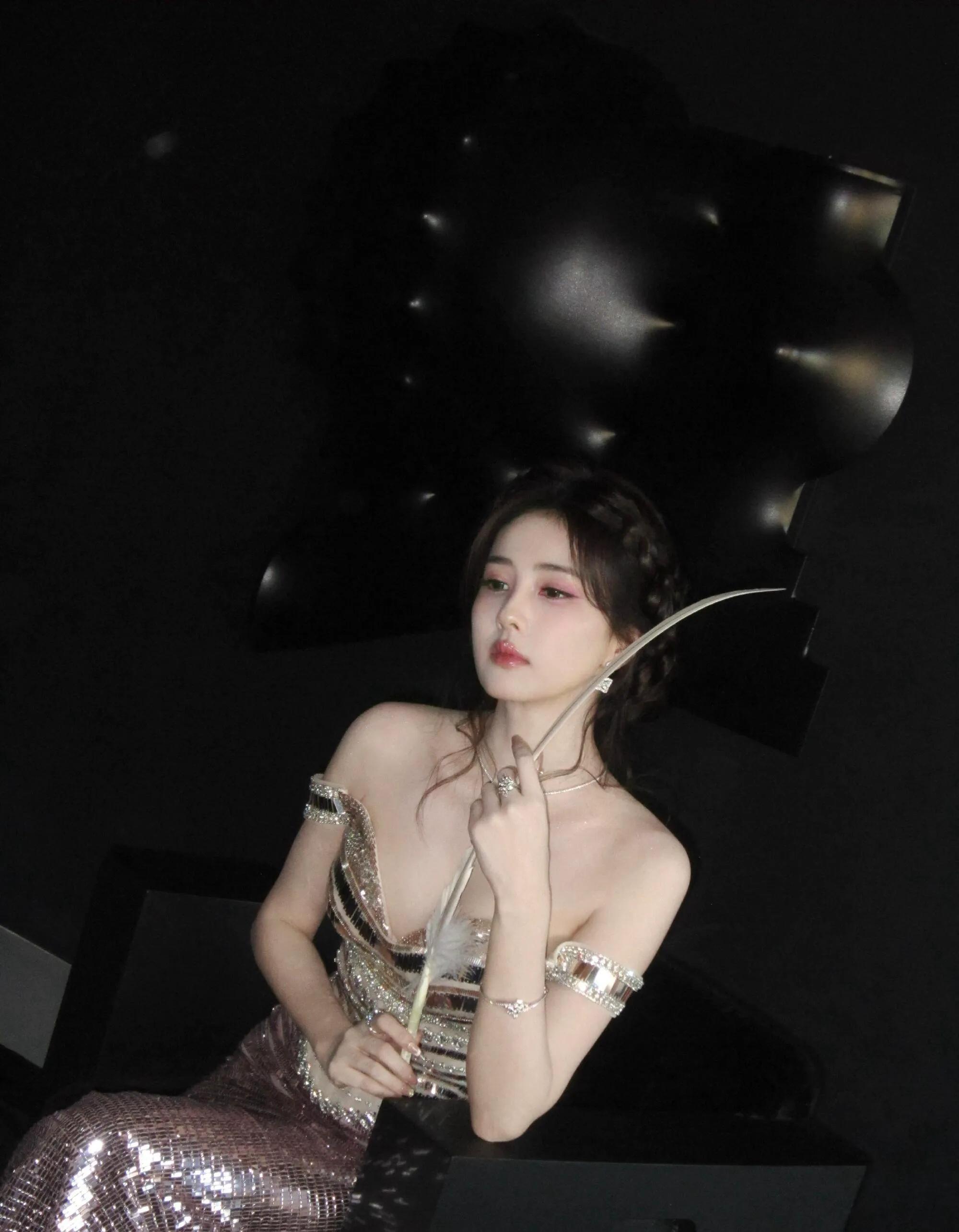 白鹿，抹胸深V裙