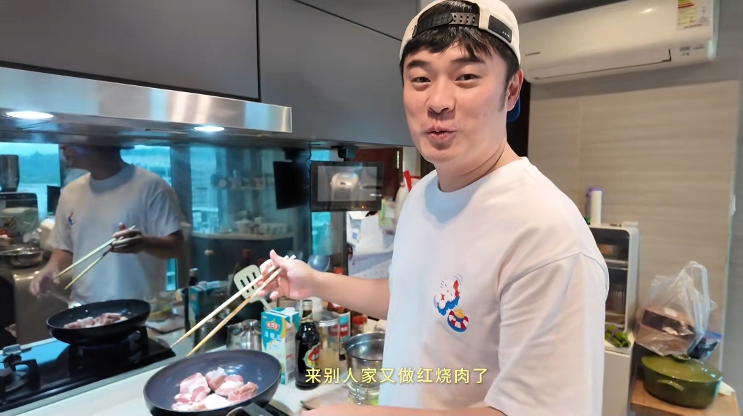 陈赫张子萱到香港王祖蓝家做客，亲自下厨做红烧肉 倒大瓶黄酒吓人