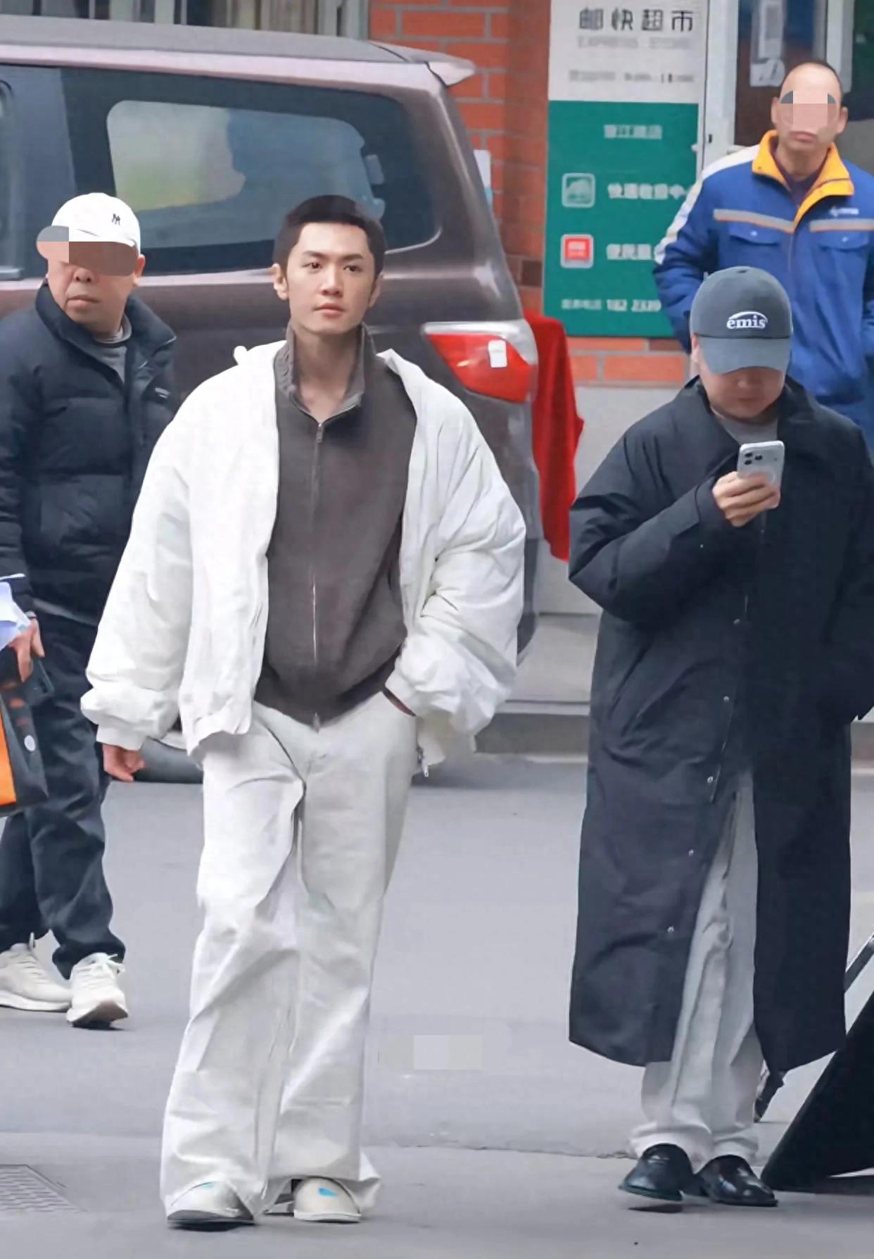 帅爆了!陈哲远寸头造型,粉丝直呼“老公”,完全看不出是假发