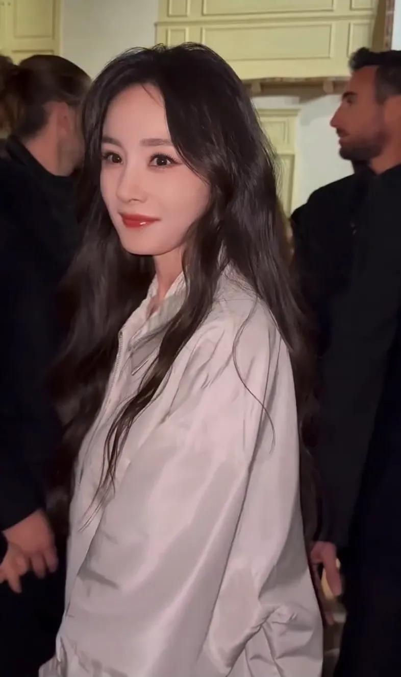 Prada这夜，谷爱凌空降秀场，她和杨幂牵手聊天，刘雯连换4个Look