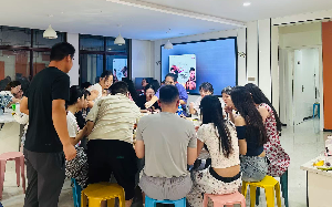 公司团建，人均预算280元，领导带亲戚朋友来白嫖，最终花费8万让我们AA