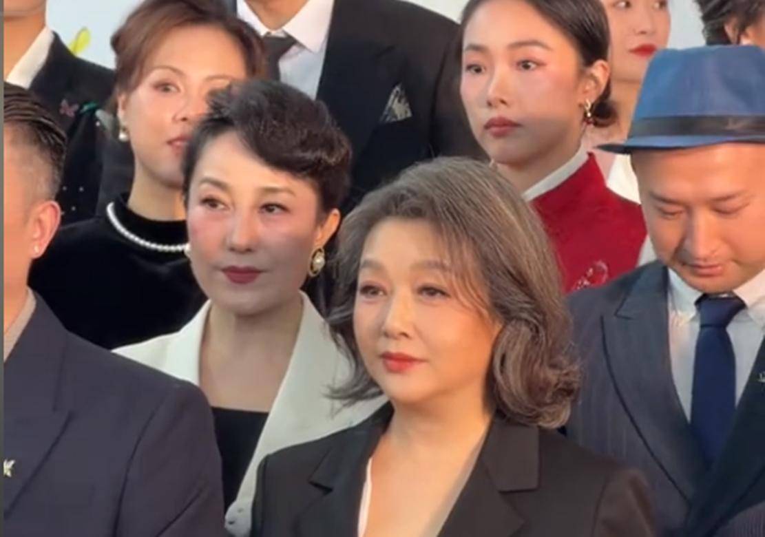 58岁江珊露面，150斤身材穿西装