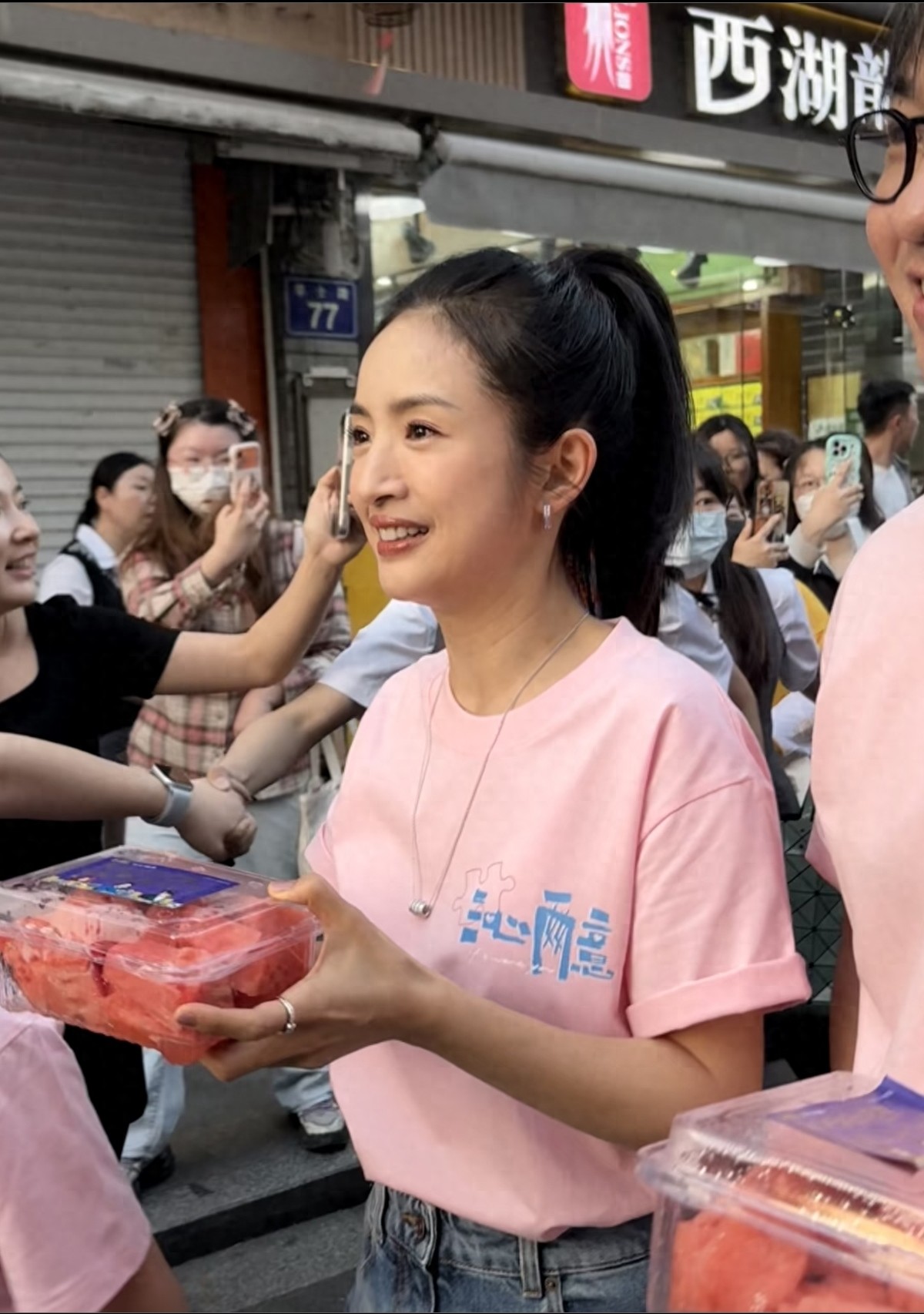 林依晨西湖边发西瓜，本人好美眼睛好亮，皮肤很自然没有科技感！