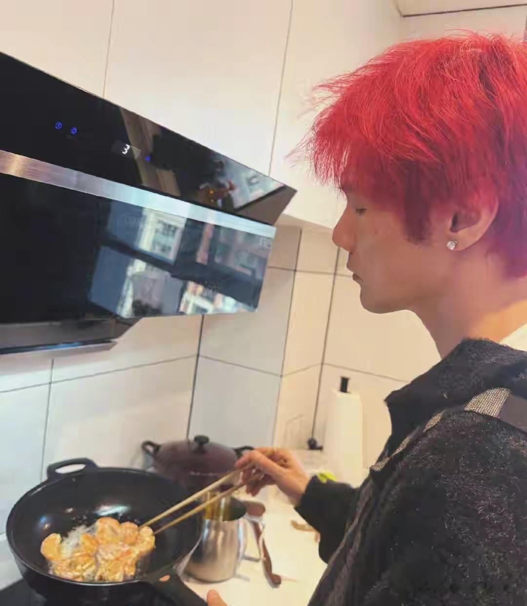 杨丞琳李荣浩年夜饭太甜,十二道菜摆满桌,拍照姿势浪漫到骨子里