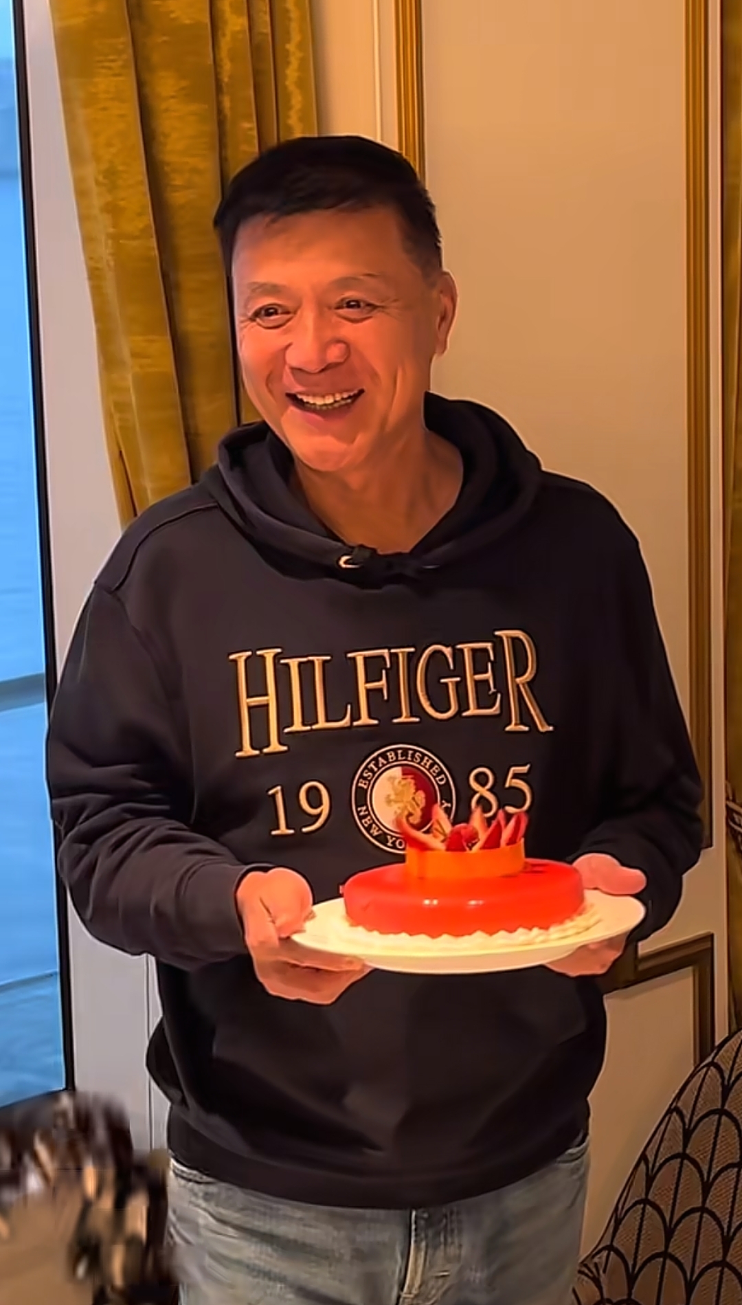刘之冰63岁游轮度假庆生，好友侯勇唱歌助兴，茹萍婆婆出镜气质好