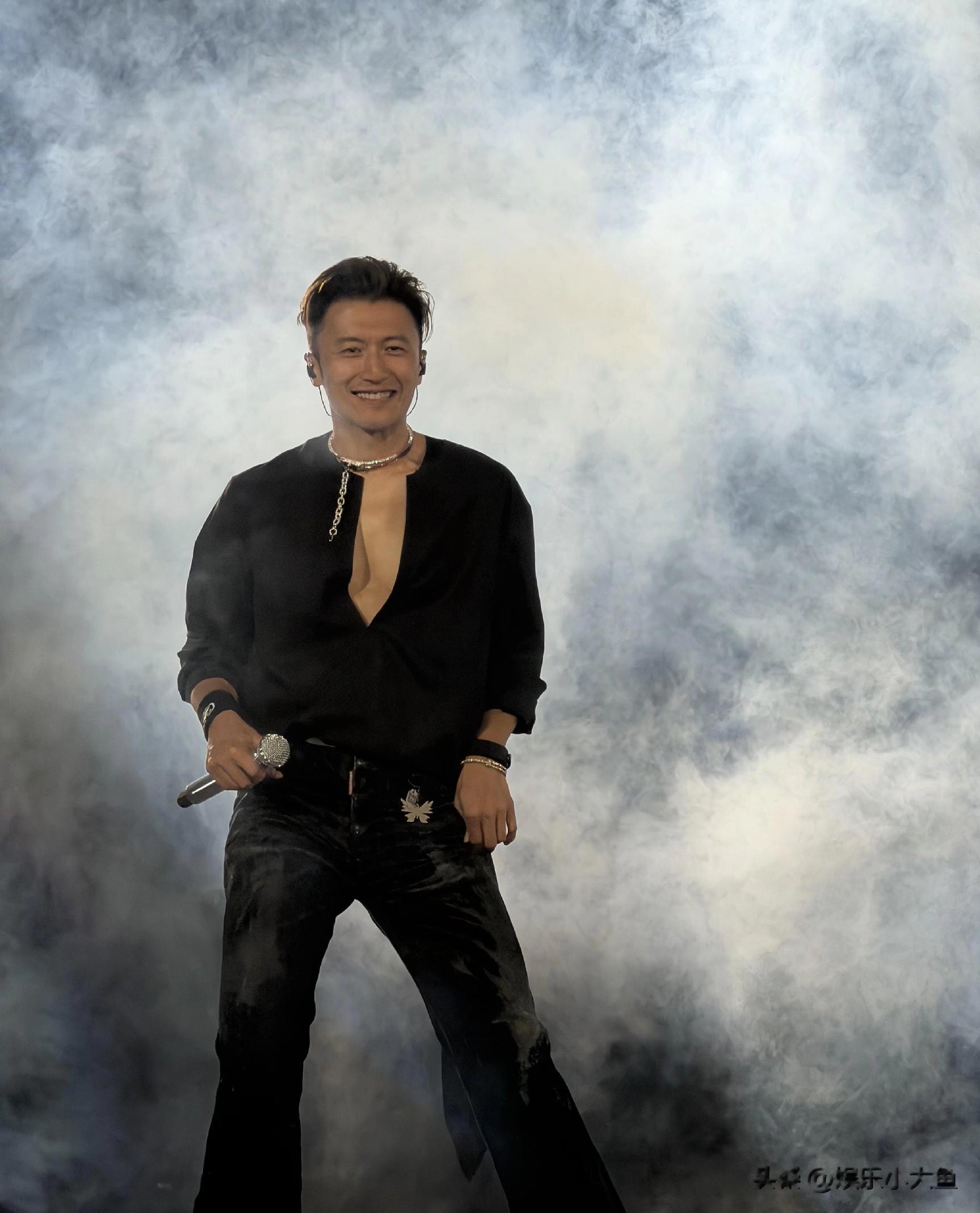 谢霆锋深圳演唱会，深v又拽又欲的，真的帅晕了，又是硬控的一天