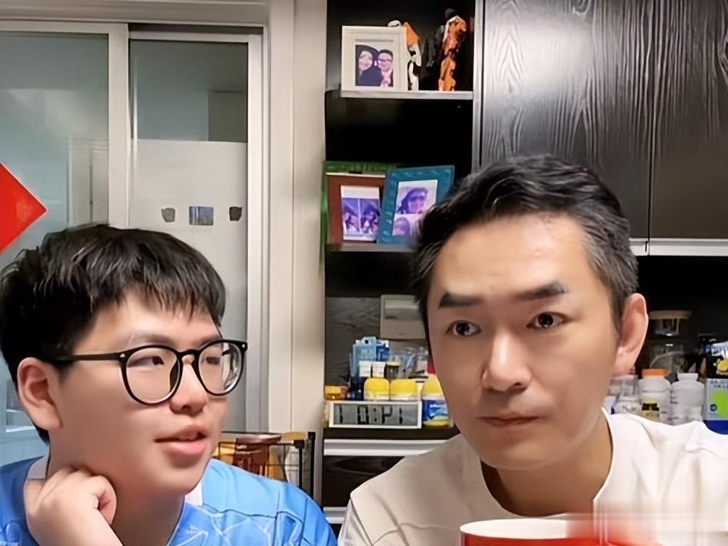 他是上海著名演员，比陆毅帅，比刘恺威演技好，出道30年始终不火