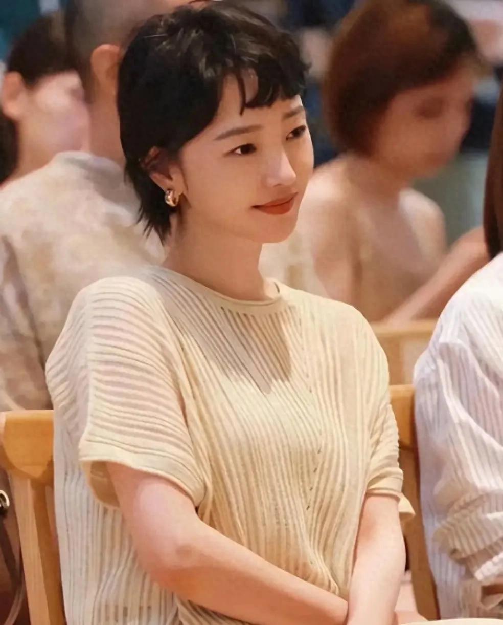 41岁白百何新剪了短发大变样!穿米色针织裙好高级,差点认不出!