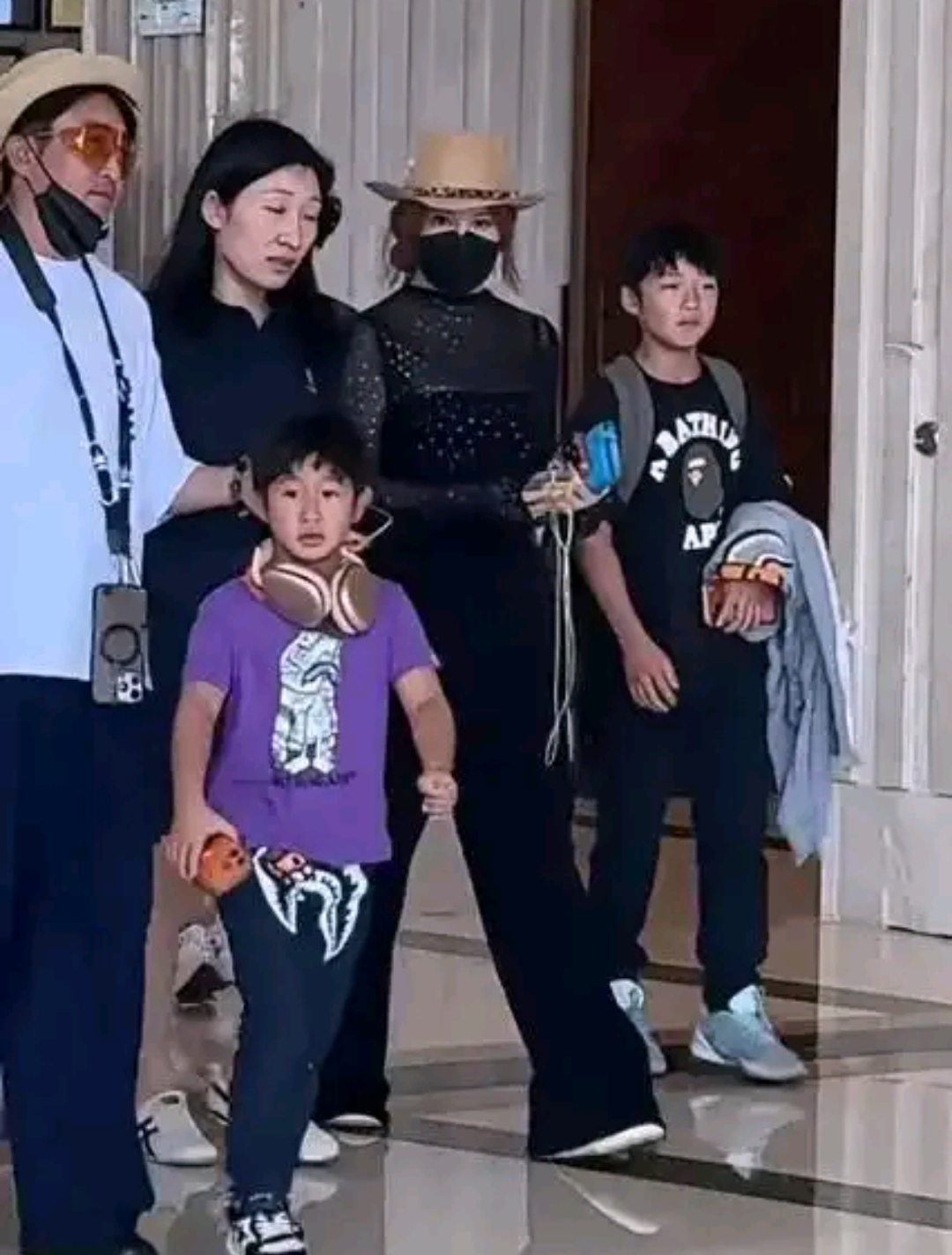 邹市明一家三亚度假，瘦死的骆驼比马大，冉莹颖身材臃肿衣品差劲
