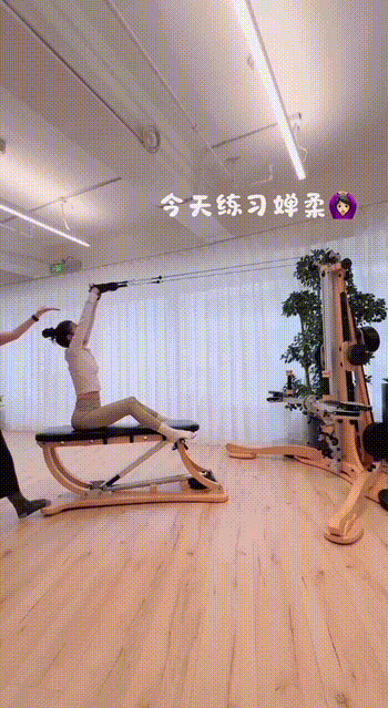 夏露送孩子们去史家小学,她穿lululemon练婵柔,她的双下巴显老