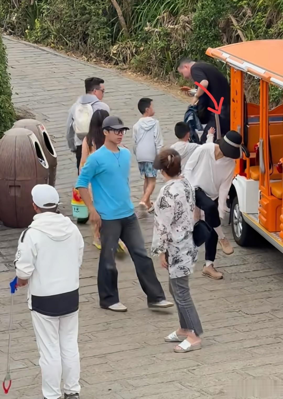 章子怡三亚陪孩子太拼了!被晒到皮肤黝黑、身材走样还长了小肚腩