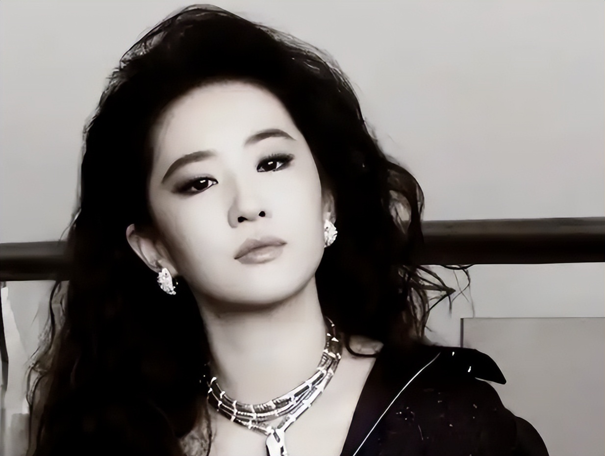 表面是仙女,背地里却是“老烟枪”的女星,真是让人意外