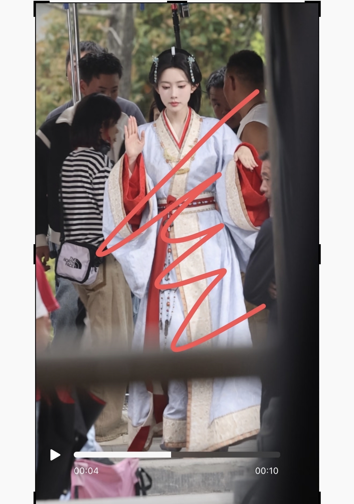 孟子义拍戏路透，嘟嘴撇嘴又乖又萌，造型是真好看，眼神戏也超好