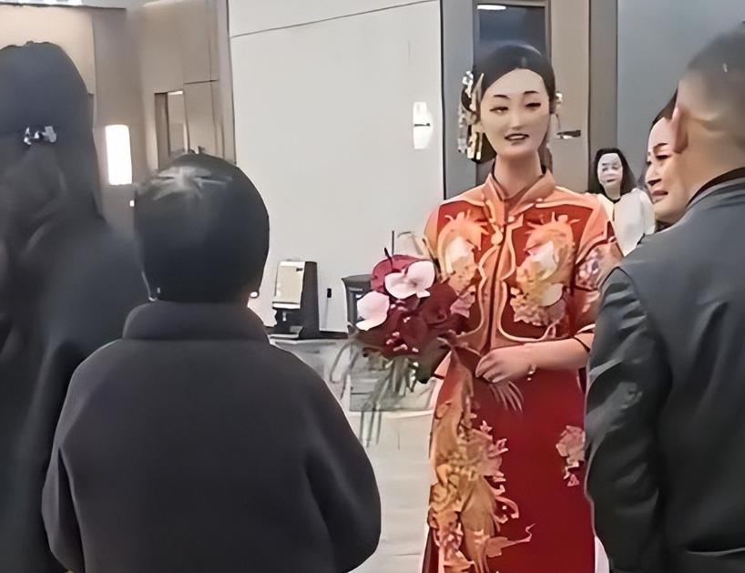 陈亚男订婚！未婚夫“底裤”被扒，年龄大长的矮，网友嘲得不偿失